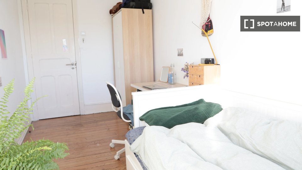Double room Lisbon, 4 beds — photo 13