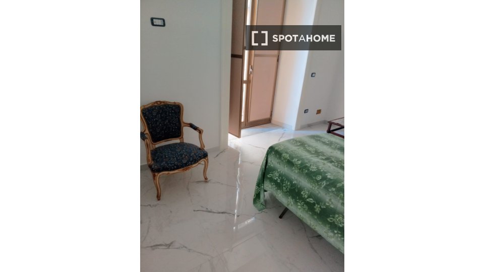 Double room Naples, 3 beds, 90m² — photo 17
