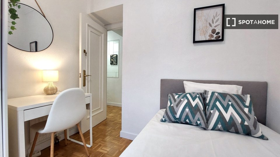Double room Madrid, 4 beds, 61m² — photo 17