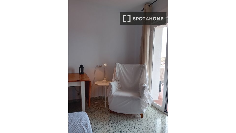 Double room Alicante, 5 beds, 140m² — photo 1