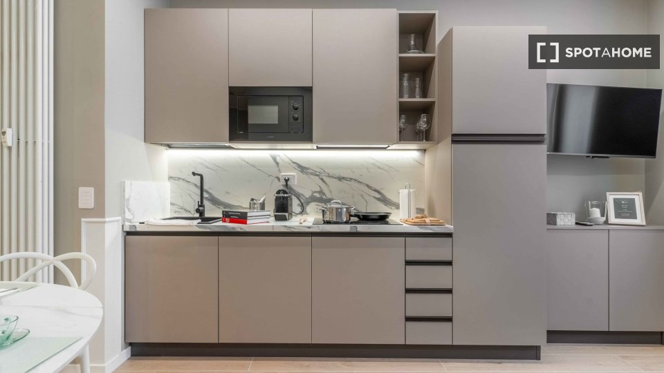 Appartamento con 2 camere da letto in affitto a Centrale, Milano - a Milano