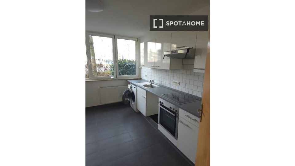 Double room Dusseldorf, 3 beds, 80m² — photo 3