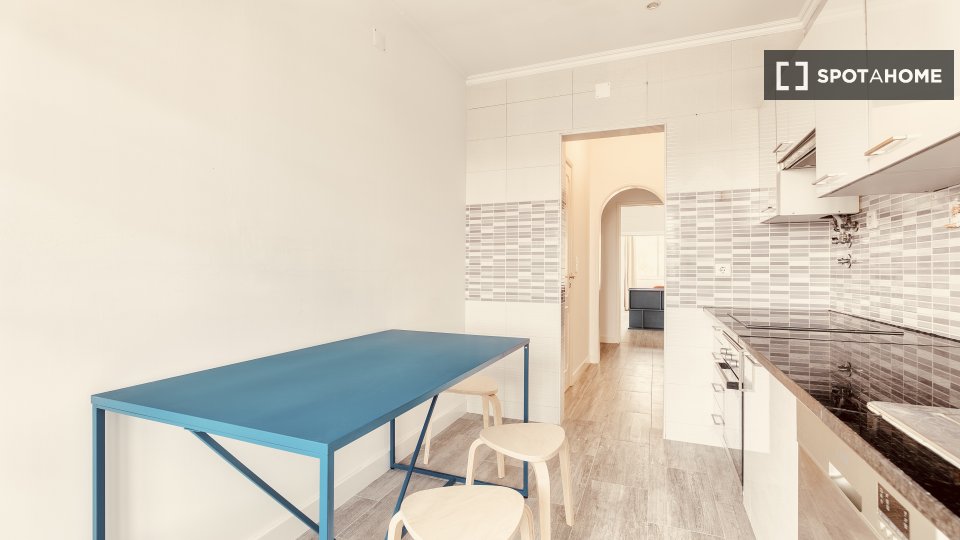 Double room Lisbon, 5 beds — photo 10