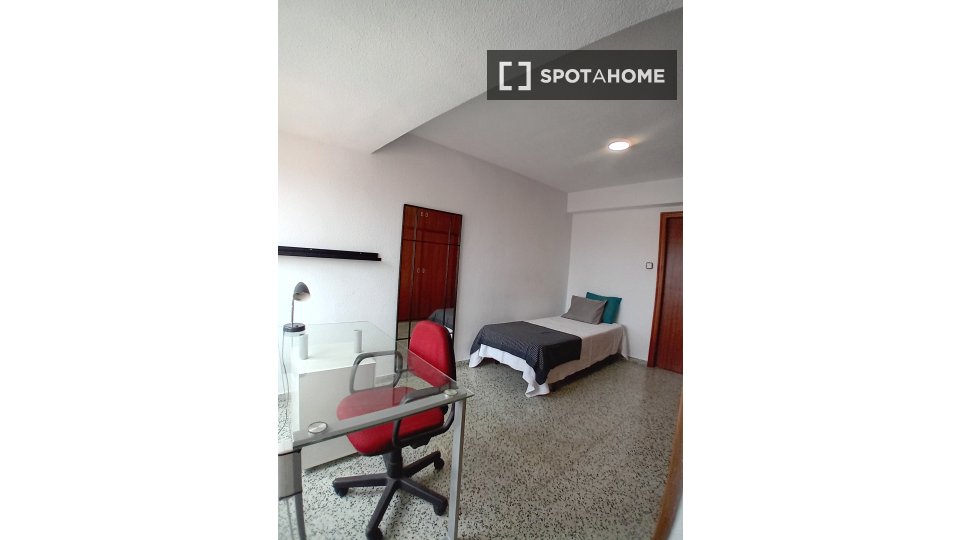 Double room Alicante, 5 beds, 140m² — photo 11