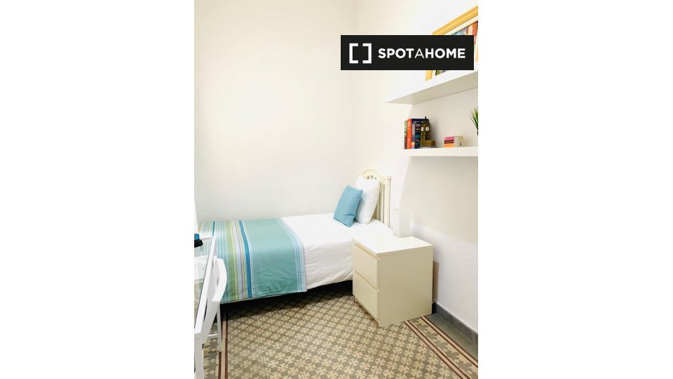 Double room Barcelona, 3 beds — photo 2