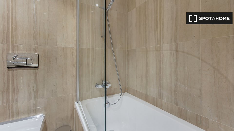 Apartment Lisbon, 2 beds, 95m² — photo 22
