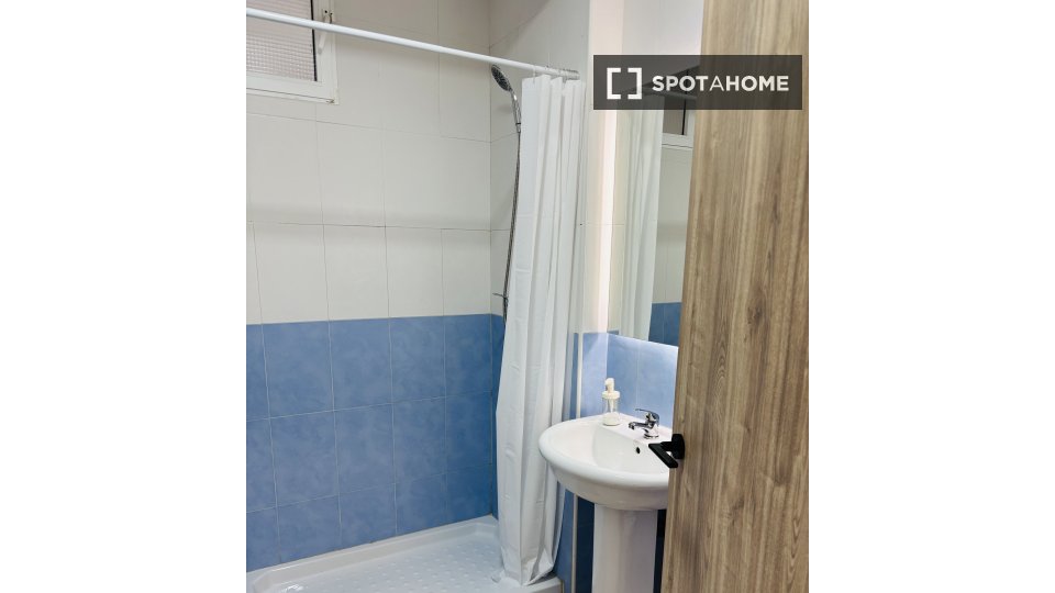 Double room Granada, 4 beds, 80m² — photo 4