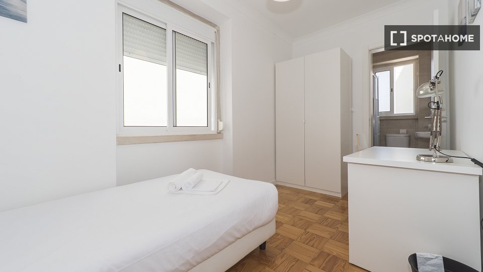 Double room Lisbon, 6 beds — photo 7