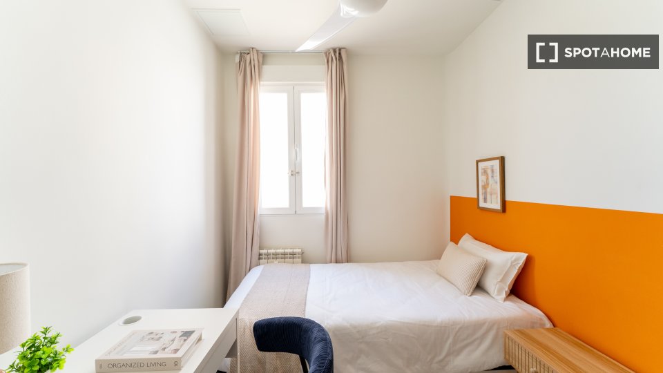 Double room Madrid, 3 beds — photo 15