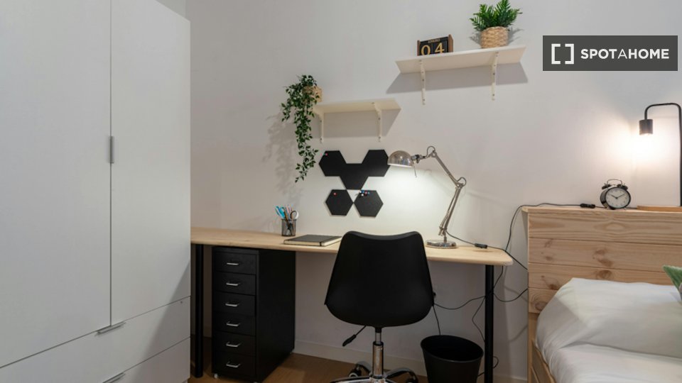 Double room Madrid, 7 beds, 160m² — photo 26