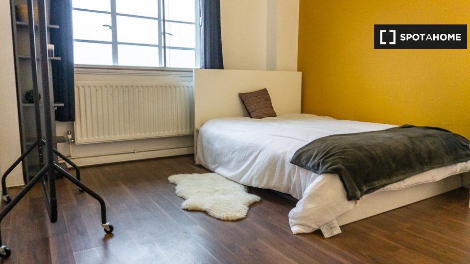 Double room London, 3 beds — photo 9
