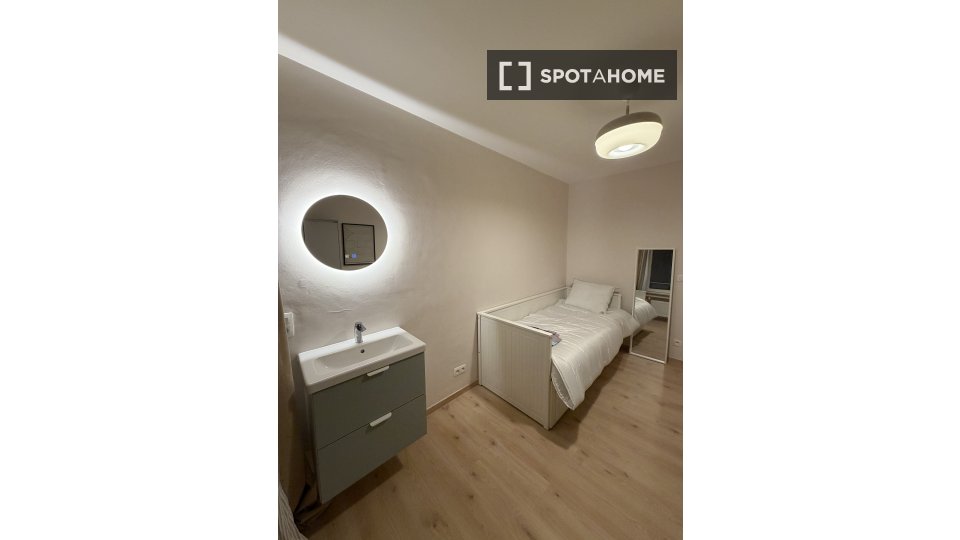 Double room Brussels, 4 beds, 125m² — photo 11