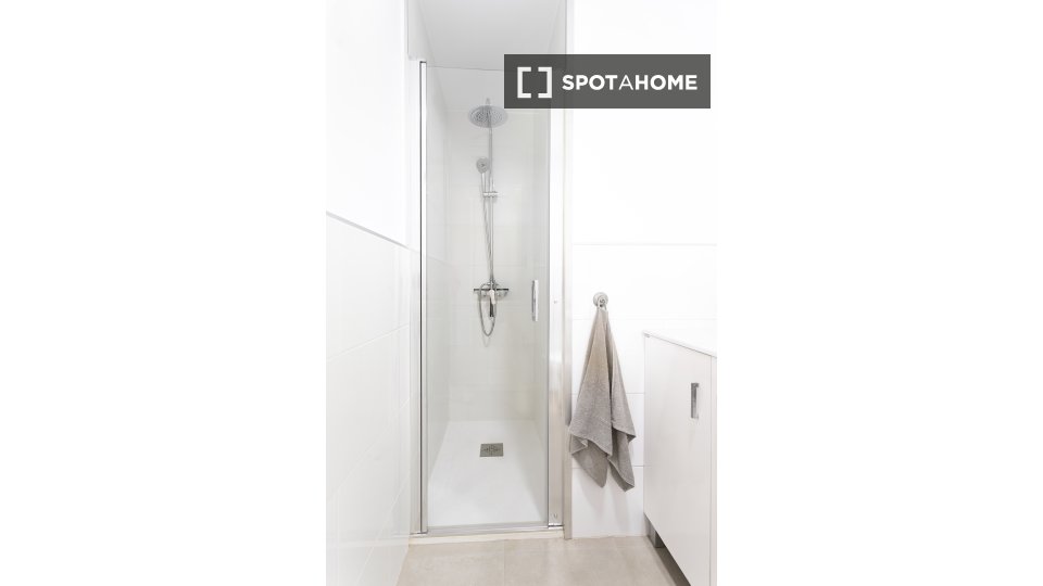 Double room Madrid, 5 beds — photo 17