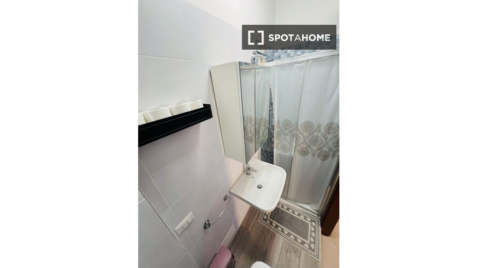 Double room Milan, 4 beds — photo 11