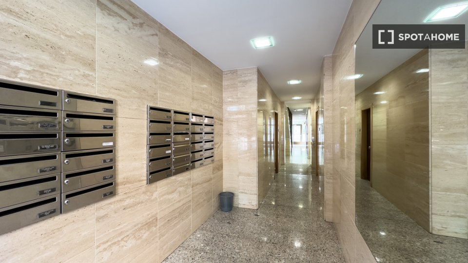 Apartment Barcelona, 4 beds, 75m² — photo 9