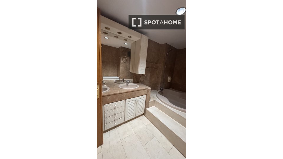 Double room Valencia, 5 beds, 240m² — photo 16