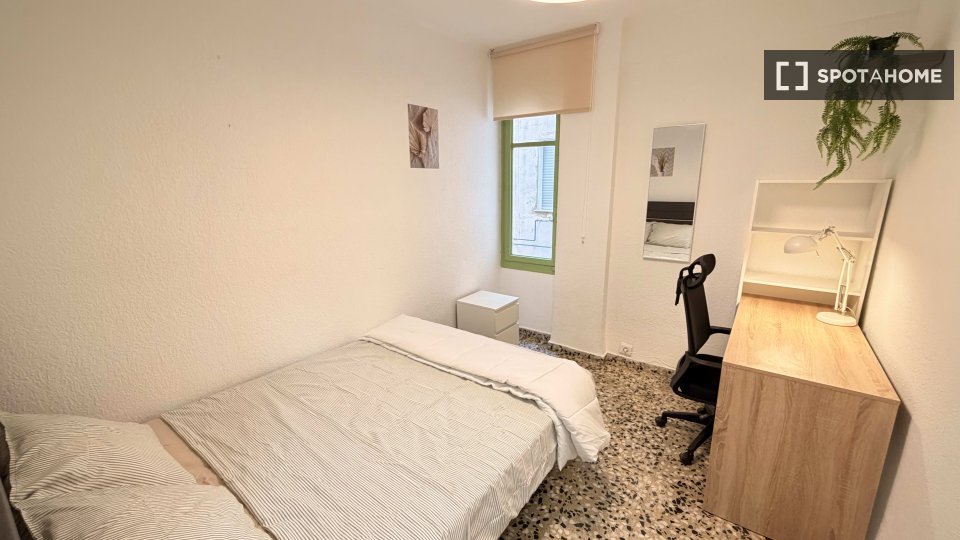 Habitación en un piso compartido de 5 habitaciones, La Raiosa, Valencia.