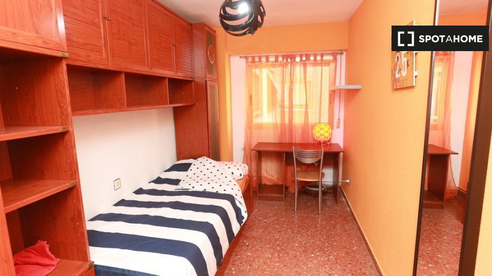 Double room Valencia, 3 beds, 120m² — photo 2