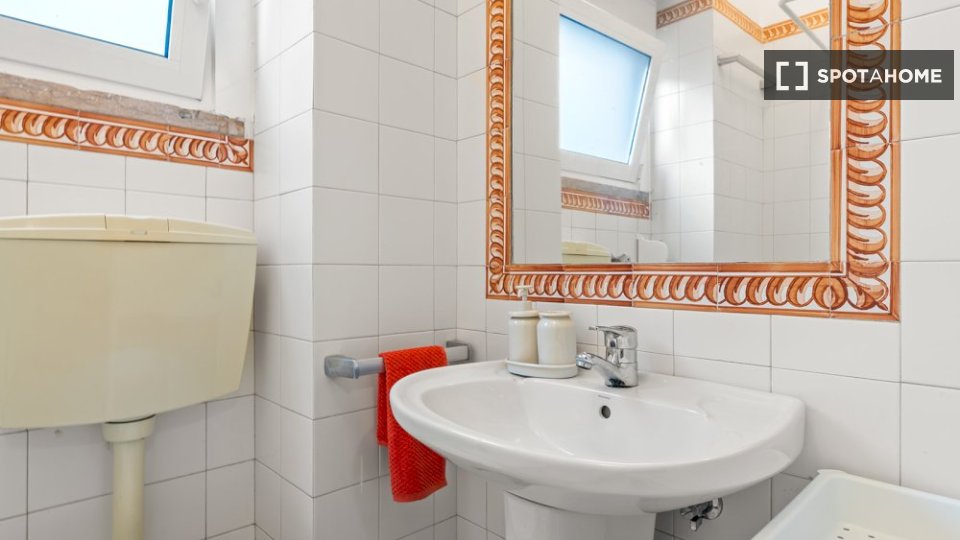 Double room Lisbon, 5 beds — photo 4