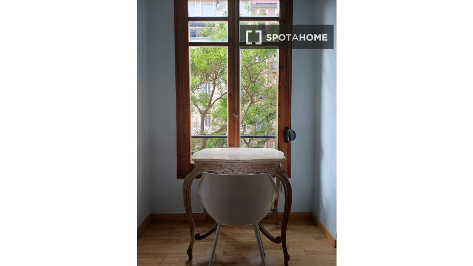Double room Valencia, 1 bed, 130m² — photo 2