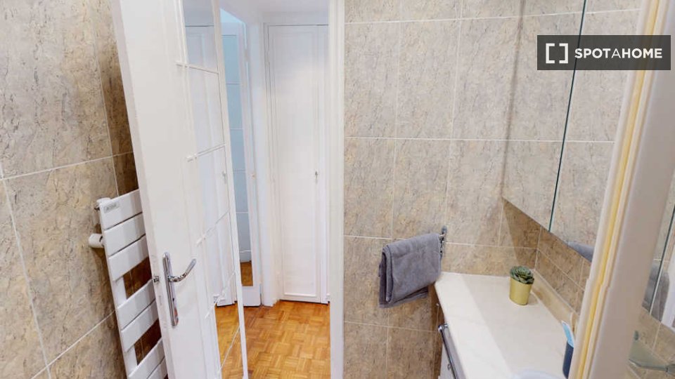 Double room Paris, 3 beds, 60m² — photo 1