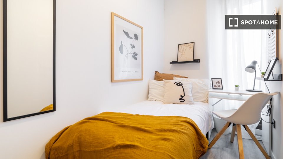 Double room Madrid, 9 beds, 108m² — photo 19