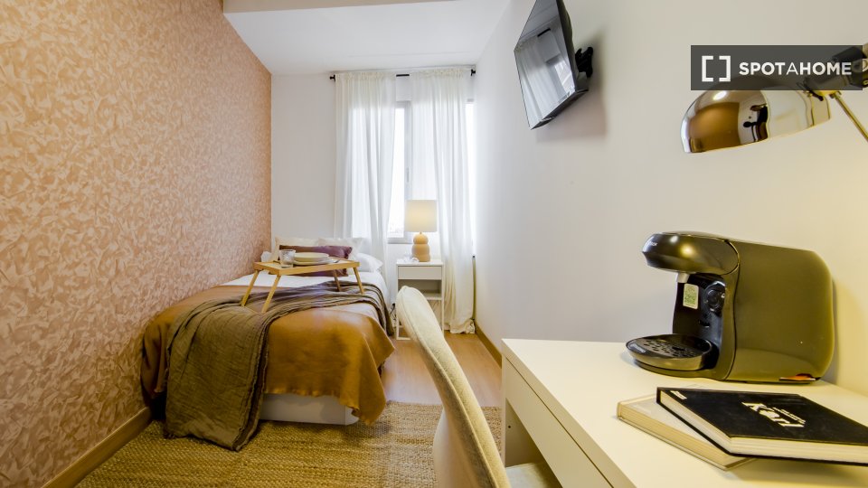 Double room Madrid, 6 beds, 120m² — photo 1