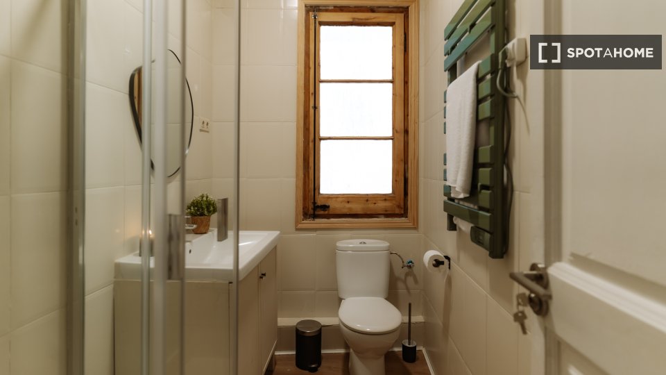 Double room Barcelona, 3 beds, 90m² — photo 14
