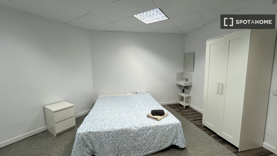 Double room Barcelona, 13 beds, 290m² — photo 2