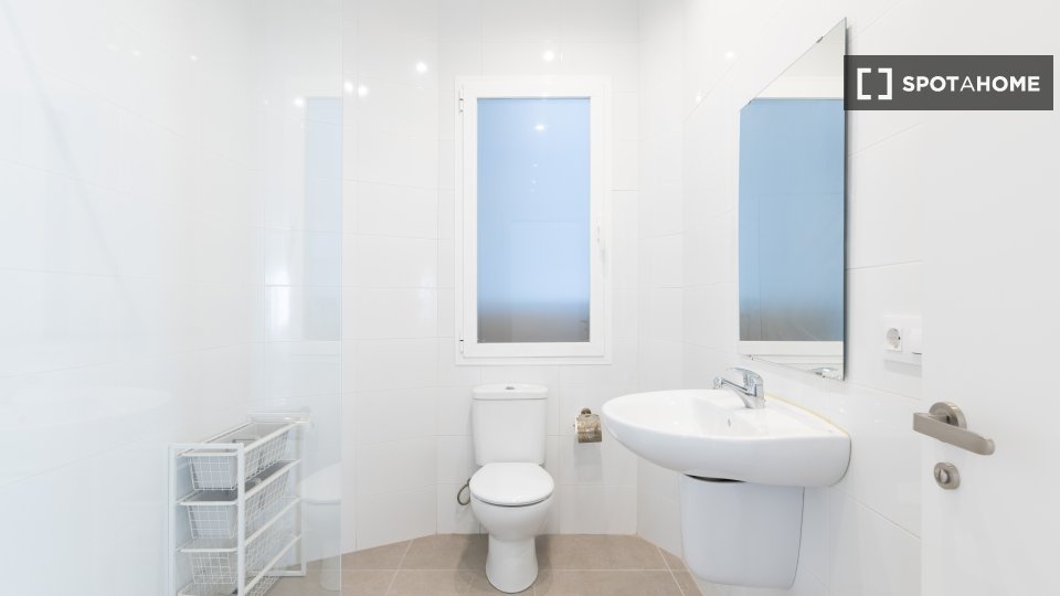 Double room Valencia, 1 bed, 150m² — photo 4