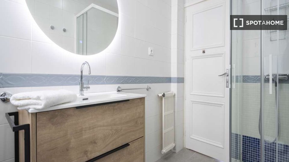 Double room Madrid, 5 beds — photo 26