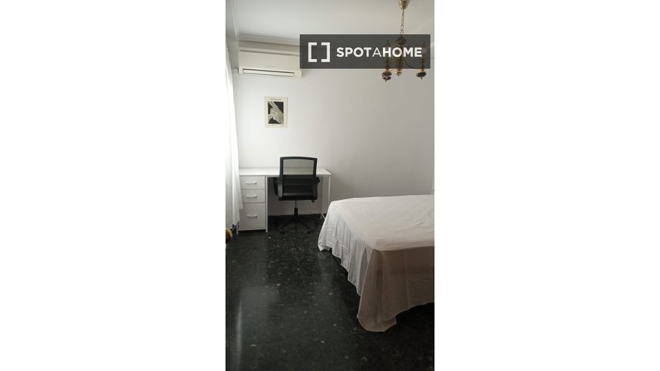 Double room Valencia, 5 beds, 110m² — photo 19
