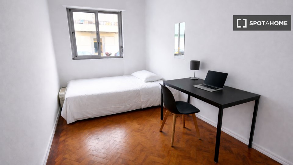 Double room Lisbon, 3 beds, 75m² — photo 28