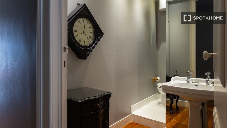 Apartment Lisbon, 2 beds, 180m² — photo 16