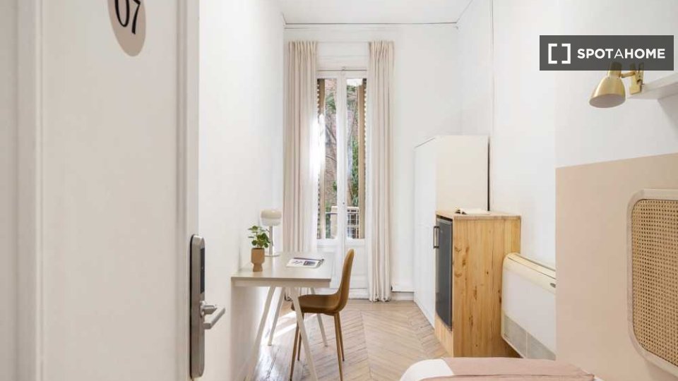 Double room Madrid, 12 beds — photo 13