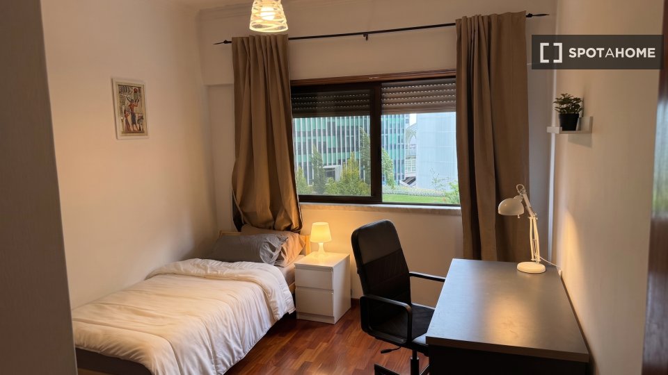 Double room Lisbon, 1 bed, 90m² — photo 1