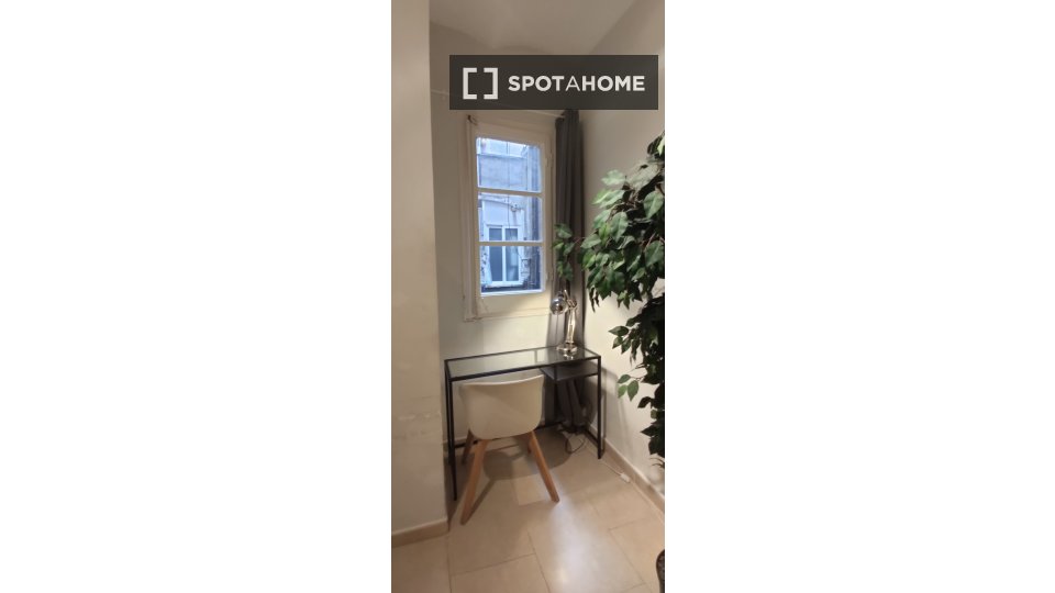 Double room Barcelona, 3 beds, 74m² — photo 3