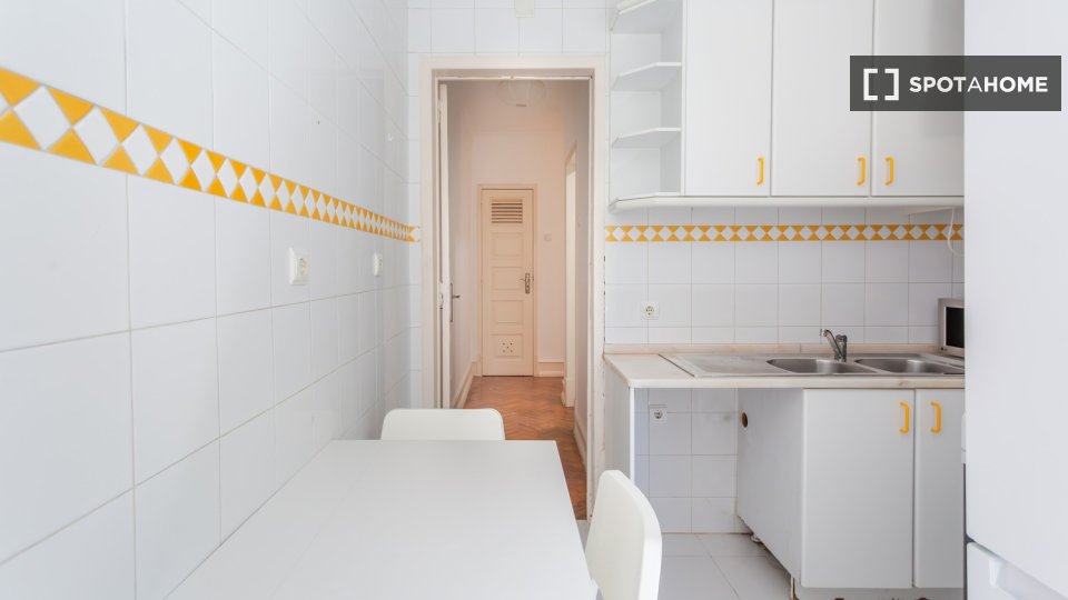 Double room Lisbon, 4 beds — photo 13