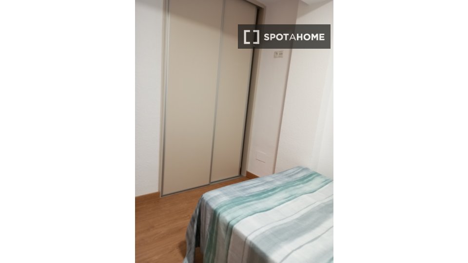 Double room Alicante, 5 beds, 120m² — photo 1