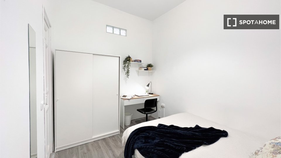 Double room Madrid, 6 beds, 100m² — photo 1