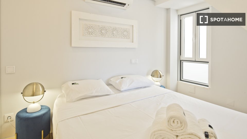 Apartment Lisbon, 2 beds, 33m² — photo 2