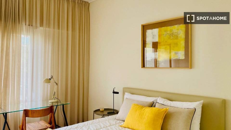 Double room Lisbon, 3 beds — photo 7