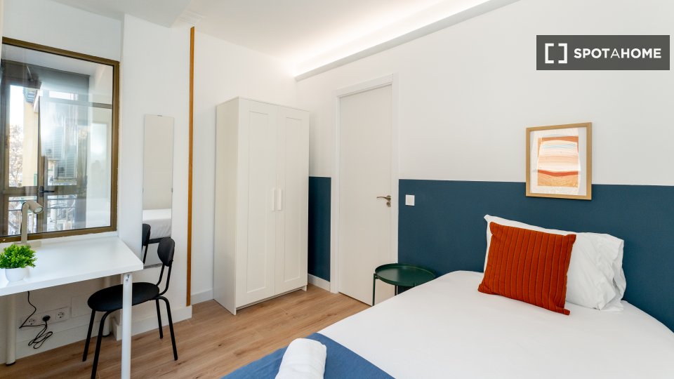 Double room Madrid, 5 beds — photo 14