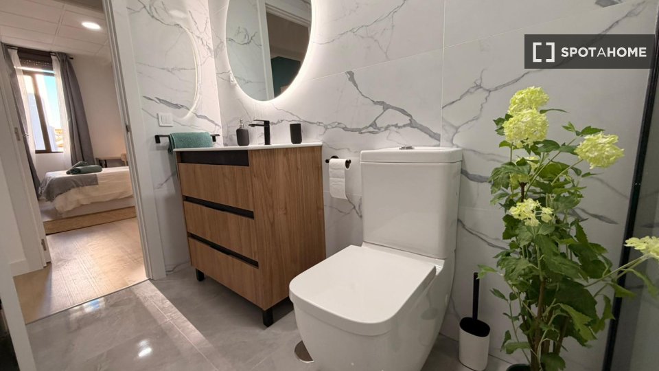 Double room Madrid, 5 beds, 90m² — photo 1