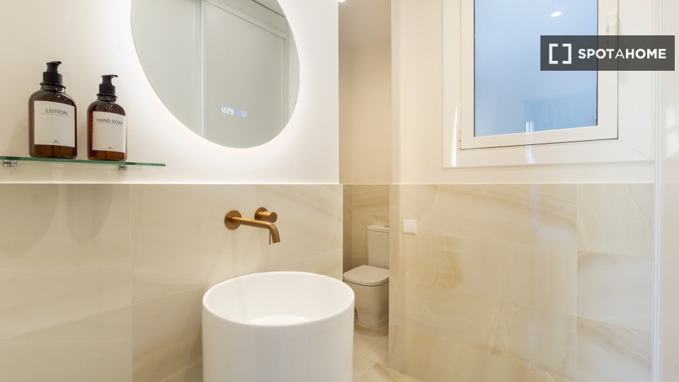 Apartment Barcelona, 4 beds, 110m² — photo 2