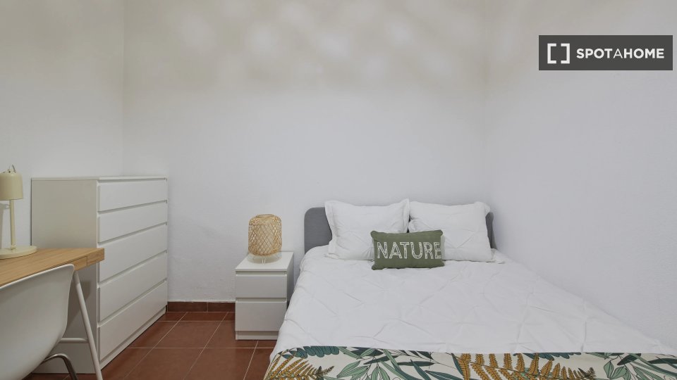 Double room Lisbon, 4 beds — photo 11