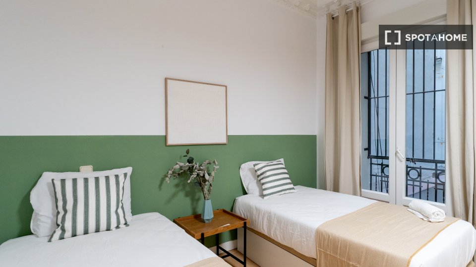 Double room Madrid, 4 beds — photo 10