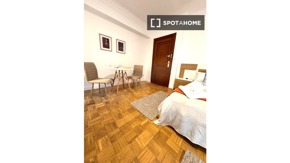 Double room Madrid, 8 beds, 170m² — photo 7