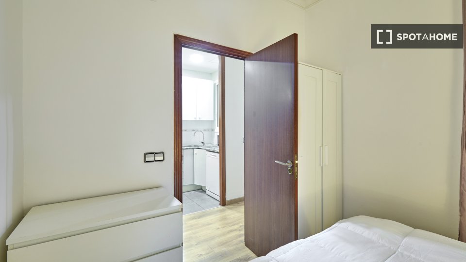 Apartment Barcelona, 4 beds, 80m² — photo 38