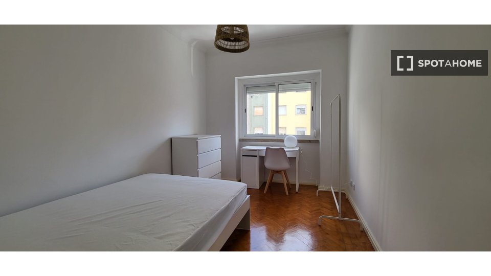 Double room Lisbon, 3 beds, 90m² — photo 3